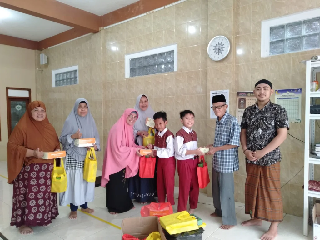 Milad Ke-28, SD Mugeb Berbagi Takjil ke 28 Masjid-Mushala