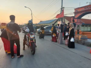 IPM dan Tapak Suci Kramat Berbagi 400 Paket Takjil di Jalan Nasional