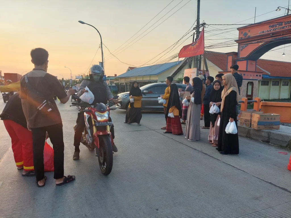 IPM dan Tapak Suci Kramat Berbagi 400 Paket Takjil di Jalan Nasional