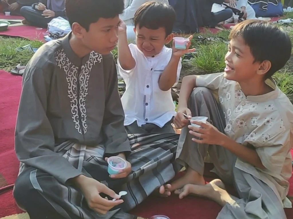 Bakso dan Es Krim Jadi Suguhan Shalat Idul Fitri di Lumbang Probolinggo