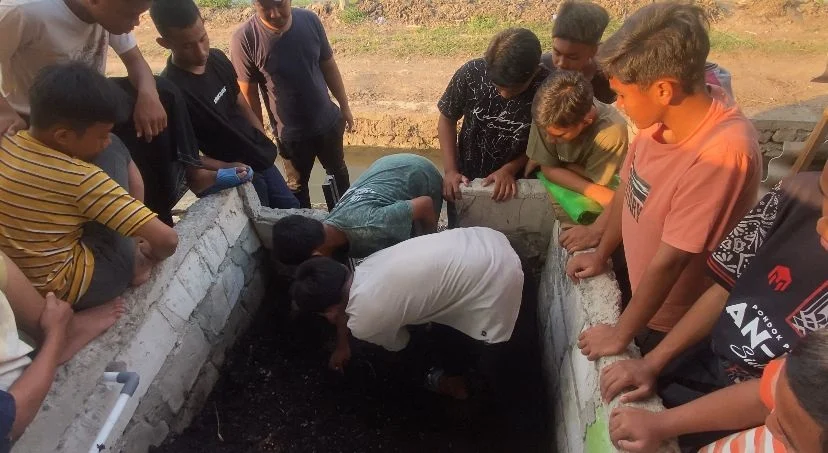 Ekskul Urban Farming Ponpes An Nur Sidoarjo Panen Kompos Organik