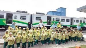 Pengalaman Siswa TK Aisyiyah 11 Giri saat Naik Kereta Sindro