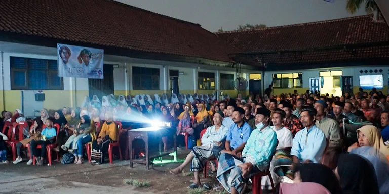 Nobar Jejak Langkah 2 Ulama, Santriwati Ponpes Ini Rela Jalan Kaki