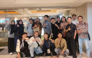 Mahasiswa FAI UM Surabaya Kuliah Luar Kelas Nonton ‘Pamali Dusun Pocong’
