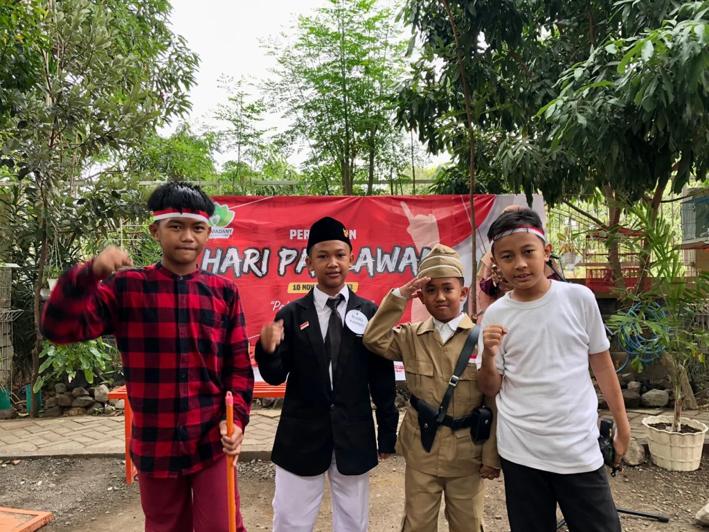 Drama Teatrikal Meramaikan Hari Pahlawan di SD Almadany