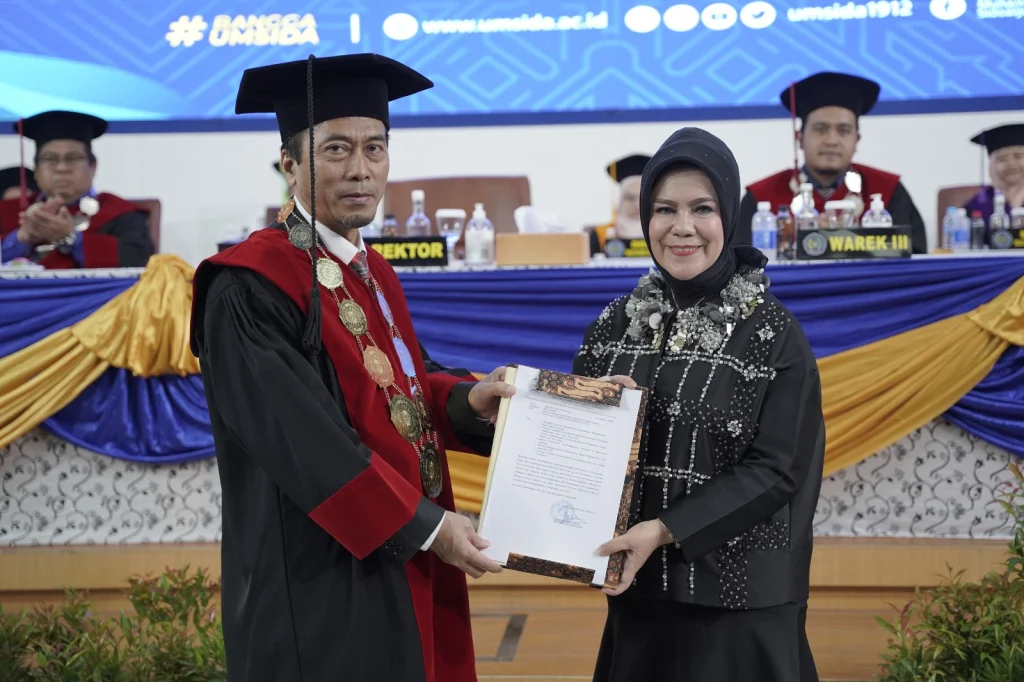 SK Prodi Kedokteran Gigi Umsida Diserahkan di Acara Wisuda