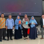 Bertabur Hadiah di Pelatihan Menulis Berita bagi Dosen dan Karyawan UMG 