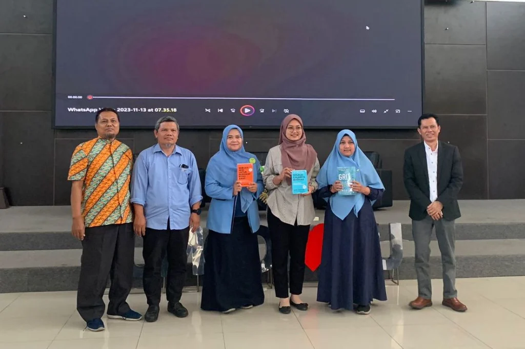 Bertabur Hadiah di Pelatihan Menulis Berita bagi Dosen dan Karyawan UMG 