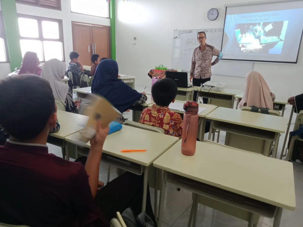 Guru Tamu SD Almadany Bicara Peluang dan Tantangan Globalisasi