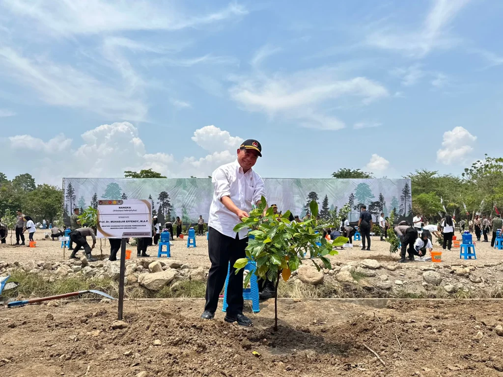 Mengemban Risalah Ilahiah melalui Gerakan Tanam 10 Juta Pohon