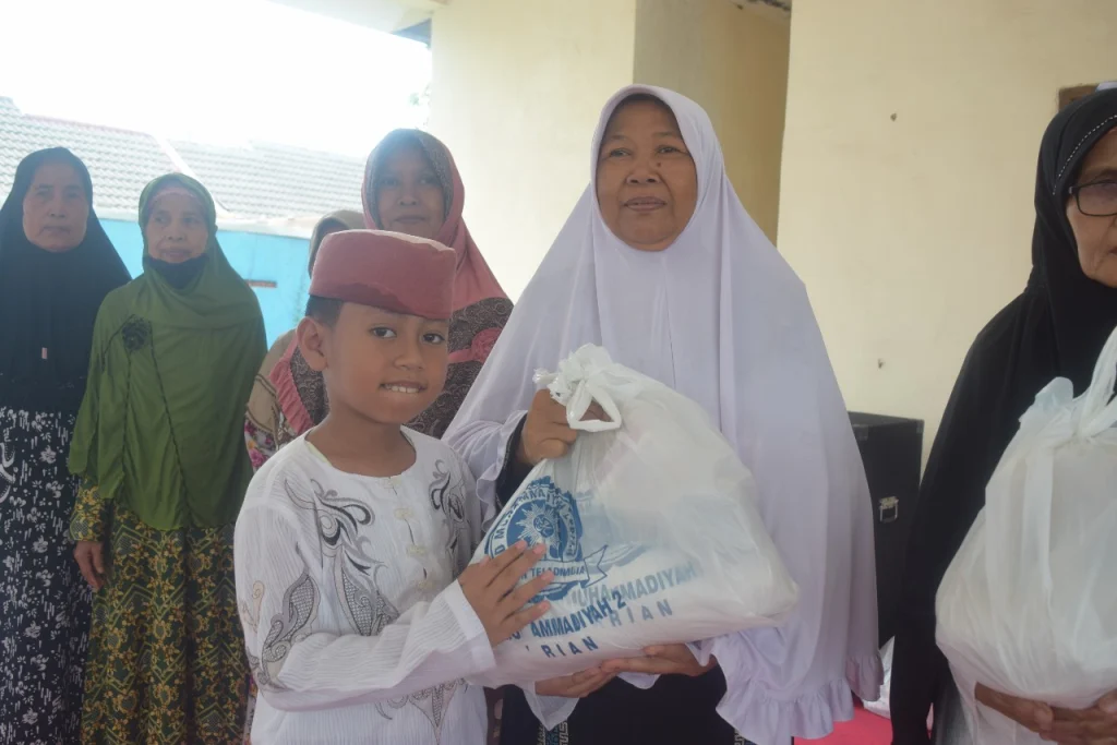 Kajian Keliling dan Bakti Sosial SD Mukrida Salurkan Sembako