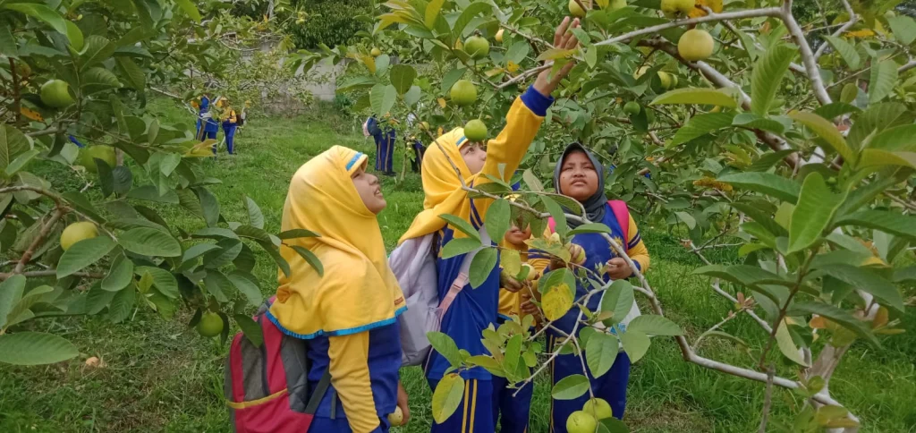 Antusiasme Siswa MI Mugastar ODL di Taman Kelinci dan Kusuma Agro