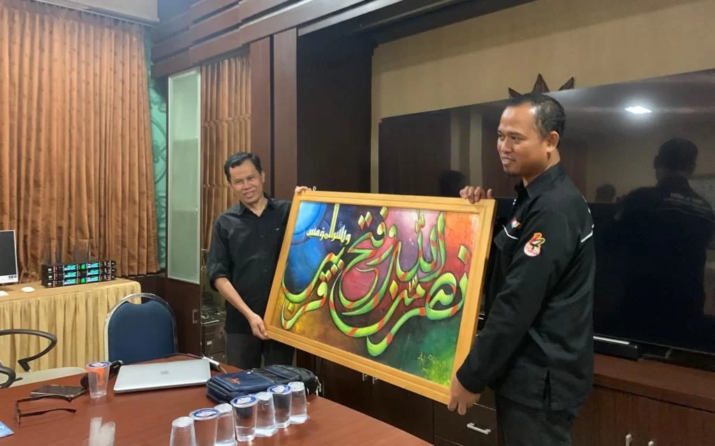 Cenderamata Kaligrafi SMPM Jipat Punya Makna Mendalam