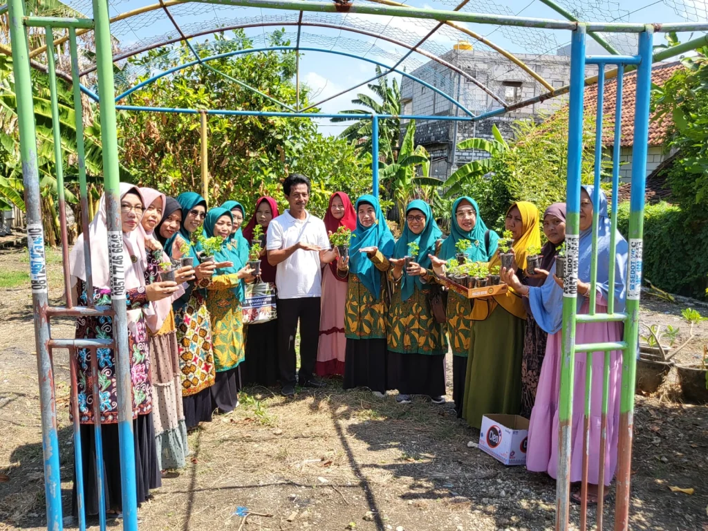 Tim Sadel Cepak PDA Lamongan Bantu Bibit Bayam Brazil