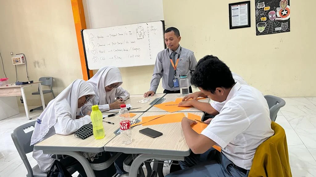 Kelas M-ICO Smamsatu Praktikkan Pembelajaran Menyenangkan dengan Kartu Remi