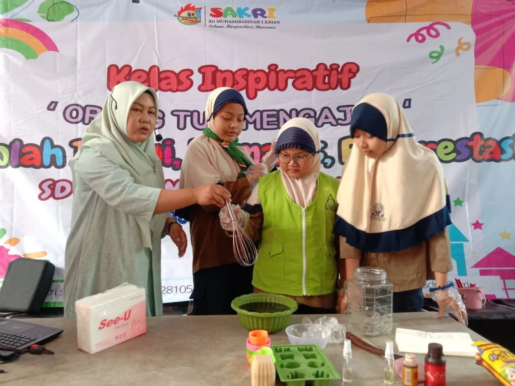 Siswa SD Sakri Praktik Membuat Sabun dari Minyak Jelantah