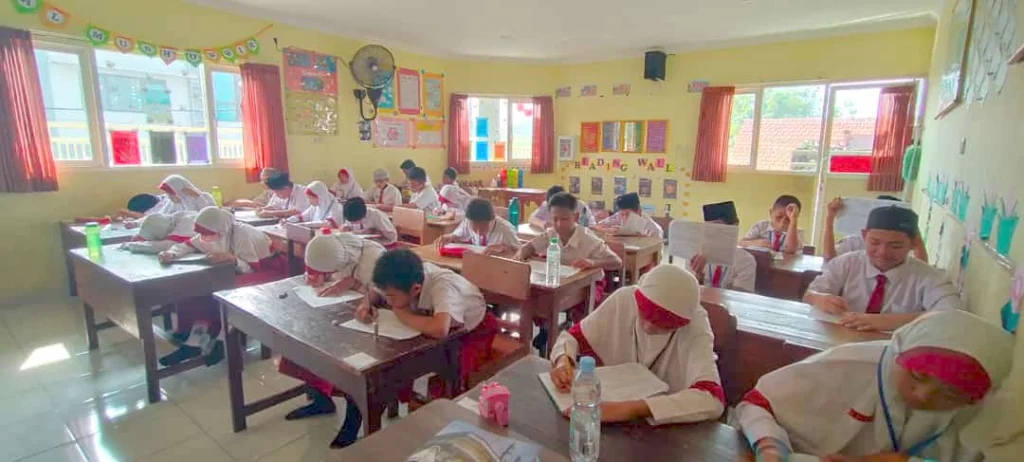 305 Siswa SD Mukrida Mengikuti Sumatif Akhir Semester