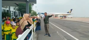 Berbaris bak Kereta Api demi Melihat Pesawat, Wisata Eduksi TK Aisyiyah 41 Menganti