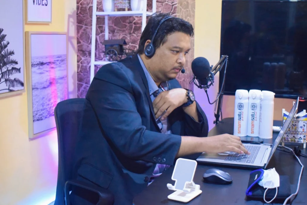 Guru Smamsatu Juara I English Article Writing Competition 