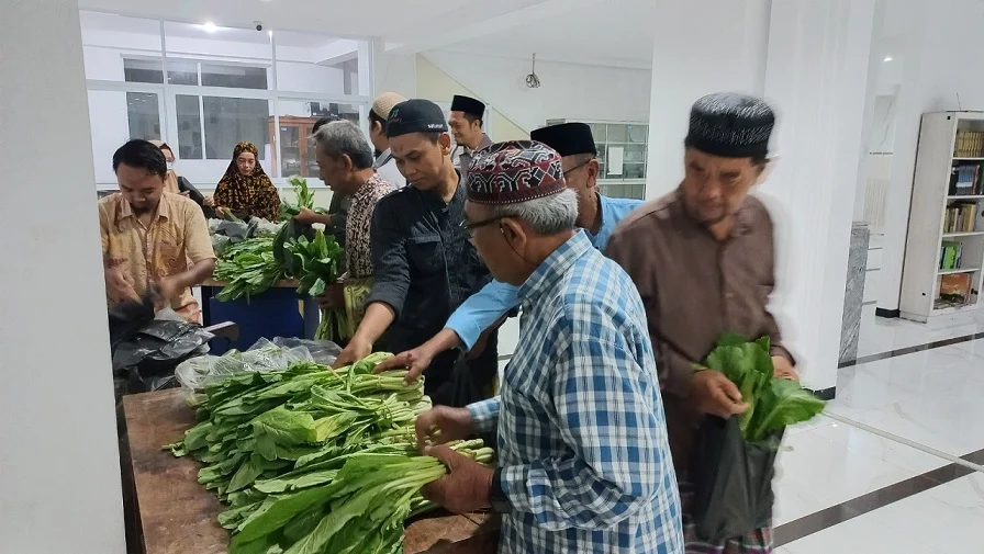 Shalat Subuh di Masjid An-Nur Bonus Sayur Gratis
