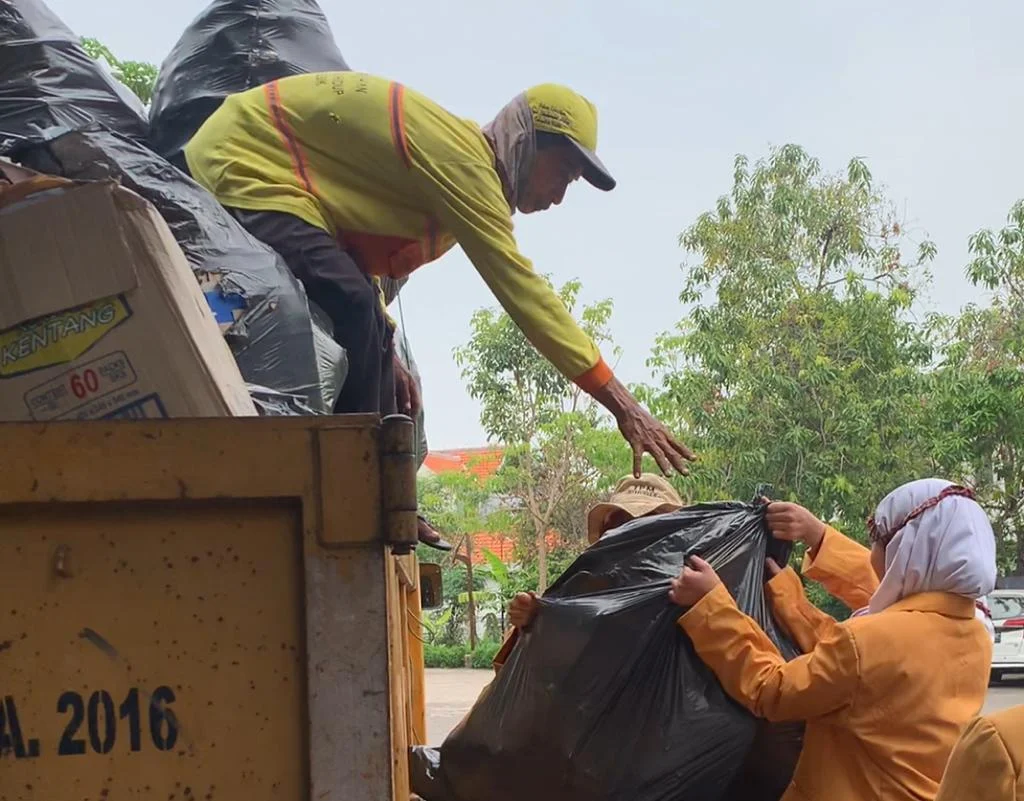 SD Mugeb Donasi 1,27 Kuintal Sampah Terpilah
