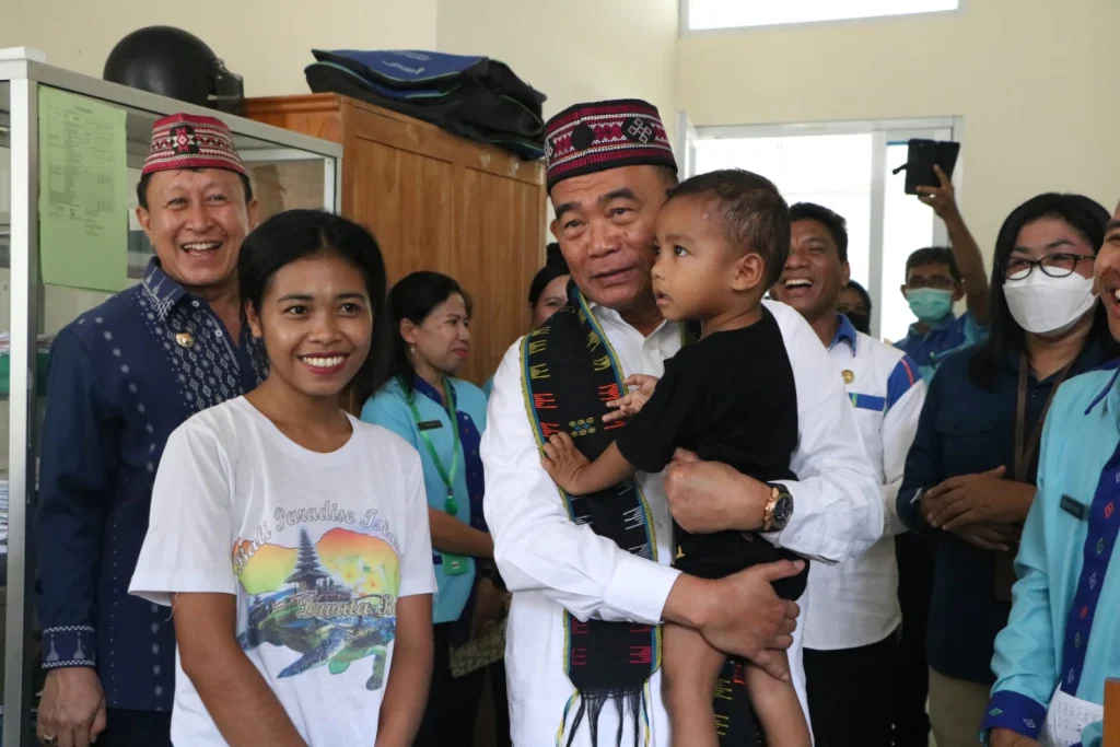 Kunjungi Puskesmas Labuan Bajo, Muhadjir Ajak Tekan Stunting