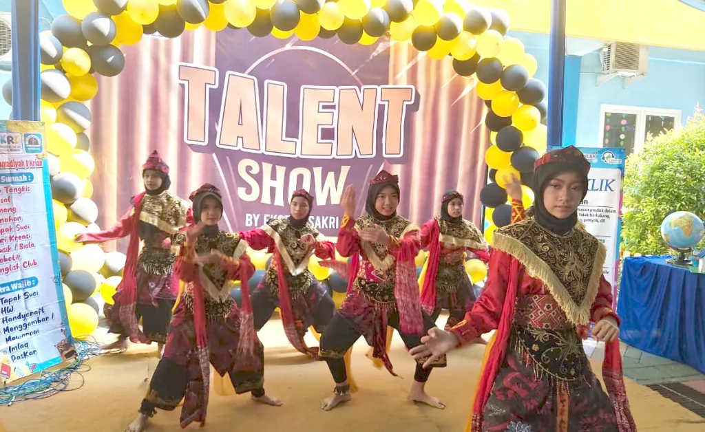 Talent Show Memeriahkan Pembagian Rapor SD Sakri