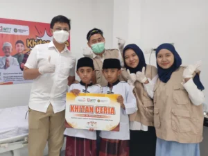 Saat si Kembar Zoe dan Zein Ikut Khitan Ceria Lazismu Lumajang
