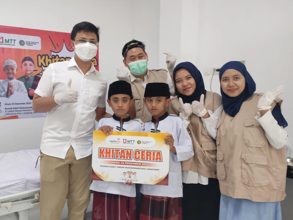 Saat si Kembar Zoe dan Zein Ikut Khitan Ceria Lazismu Lumajang