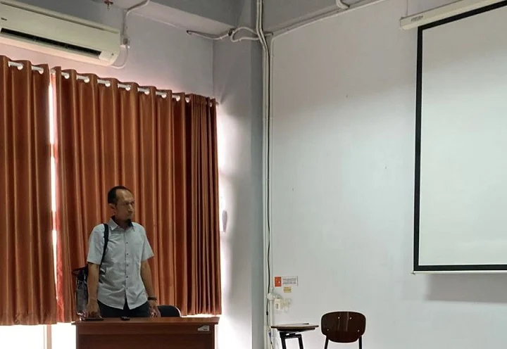 Komunikasi Massa Dijelaskan Dosen UMG Ini di Pertemuan Pertama Kuliah