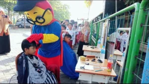 Hari Pertama Kembali Sekolah, SD Sakri Datangkan Tukang Cukur