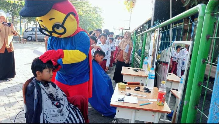 Hari Pertama Kembali Sekolah, SD Sakri Datangkan Tukang Cukur
