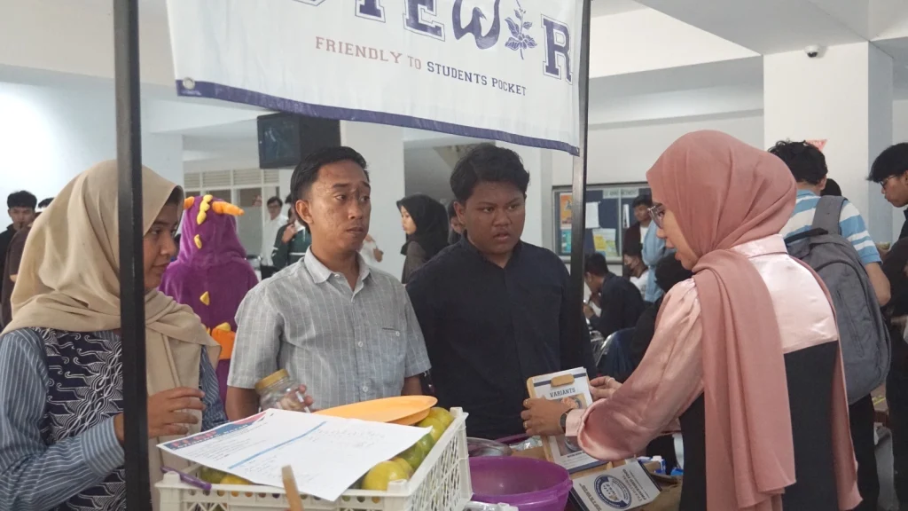 Bazar Unik, Penjual dan Pembeli Harus Berbahasa Inggris