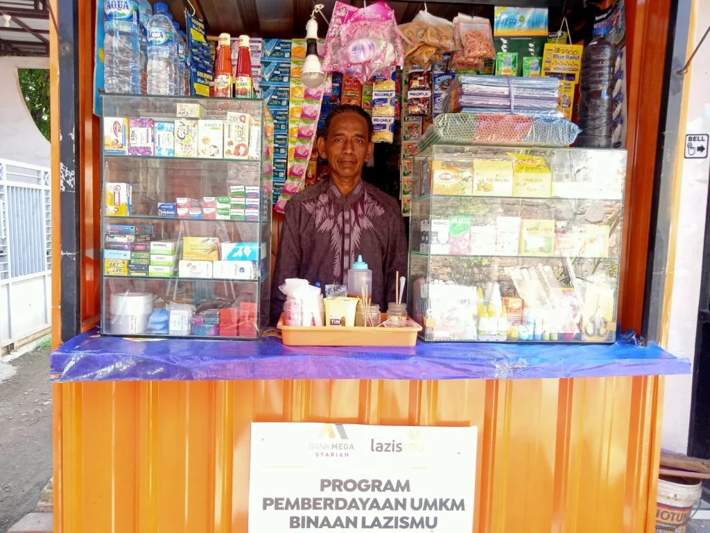 Rombong Bantuan Lazismu Membuat Marbot Masjid Ini Bisa Berjualan dengan Nyaman