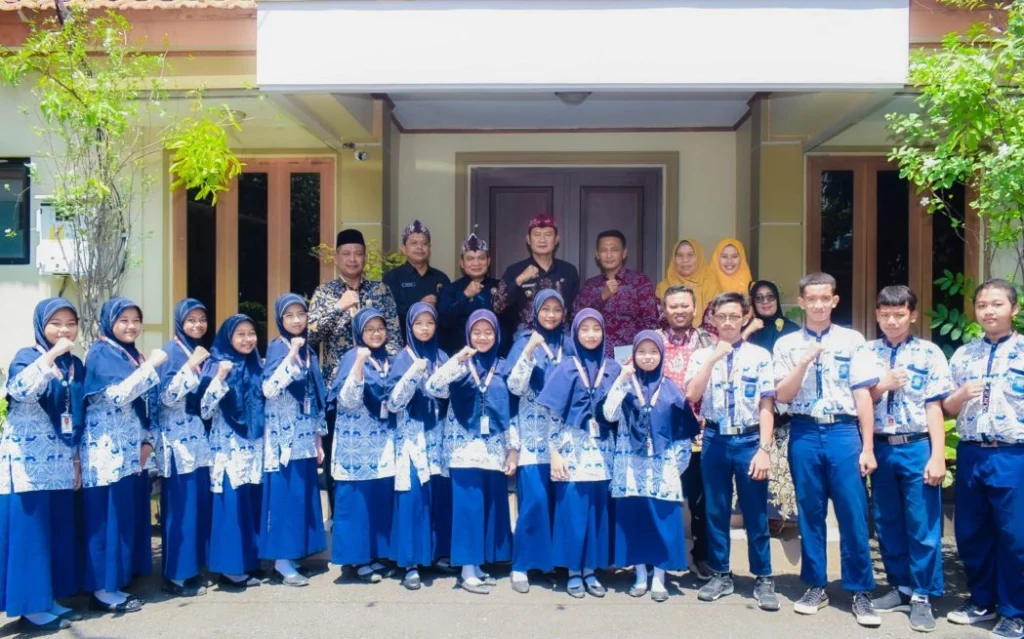 15 Siswa Madtsamuda Pamit Bupati Lamongan sebelum ke Malaysia