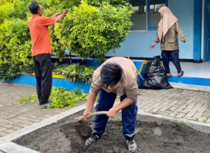 Jumat Bersih, Siswa dan Guru Smala Kompak Bersihkan Sekolah