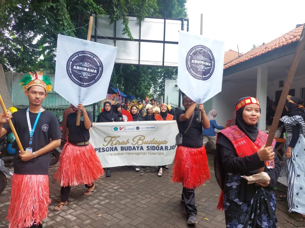 Dekesda dan Umsida Menggelar Kirab Budaya Sidoarjo