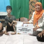 Keterbatasan Fisik Tak Membuat Choirul Huda Menyerah, Jualan Pulsanya Dibantu Lazismu