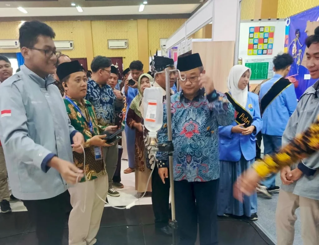 Smamda Pamerkan Karya Siswa, Robot Infus Berjalan Menarik Perhatian Abdul Mu’ti