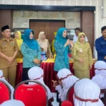 Ketua Tim Penggerak PKK Gresik Sosialisasi Imunisasi Polio di SD Mugeb 