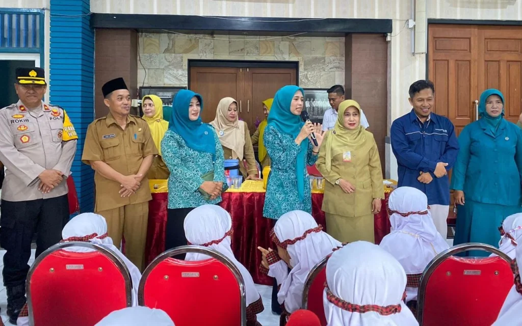 Ketua Tim Penggerak PKK Gresik Sosialisasi Imunisasi Polio di SD Mugeb 