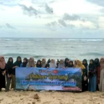 Di Pantai Teluk Asmara, Siswa SMP Meka Lakukan Ini