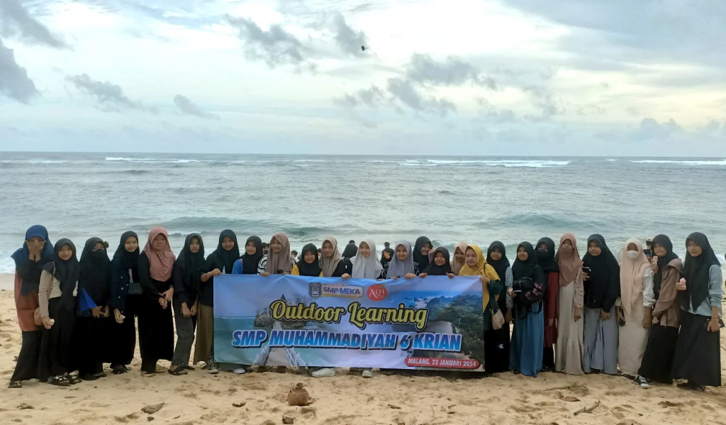 Di Pantai Teluk Asmara, Siswa SMP Meka Lakukan Ini