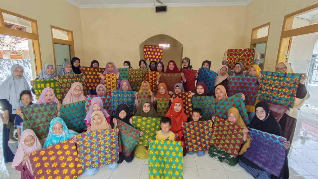 Warga Aisyiyah Krian Berlatih Membuat Batik Shibori, Begini Caranya