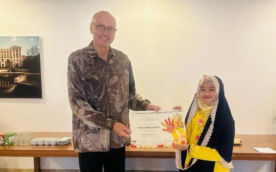 Siswa SD Mugeb Terima Penghargaan dari Dubes Republik Ceko