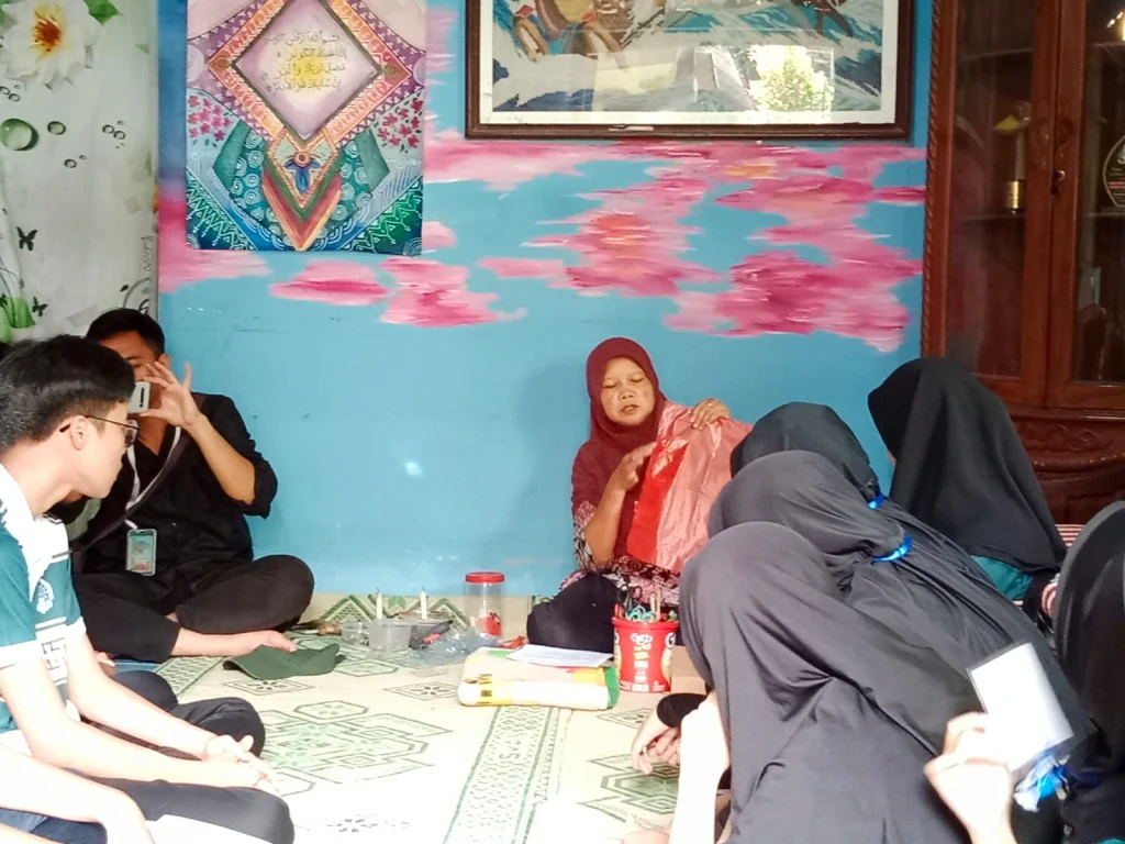 Di Desa Wisata, Siswa Smamda Belajar Mengubah Plastik Kresek Jadi Bunga Indah