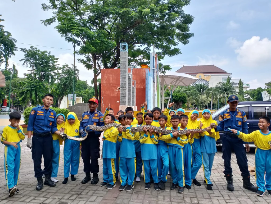 Siswa SDM 1 Pucuk Belajar bersama Damkar Lamongan