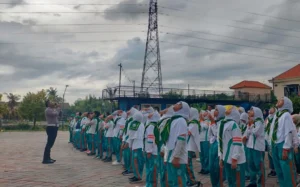 Satlantas Polres Gresik Bekali Pandu HW SD Mugeb dengan PBB