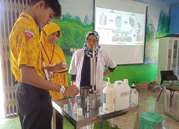 Belajar Pengolahan Susu dari A-Z, Siswa Miosi Bertandang ke WESB