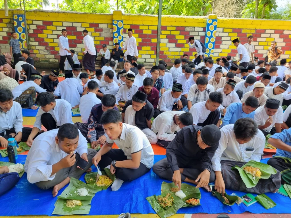 Bebas Plastik, Makanan Berbungkus Daun di Kegiatan l SMK Models